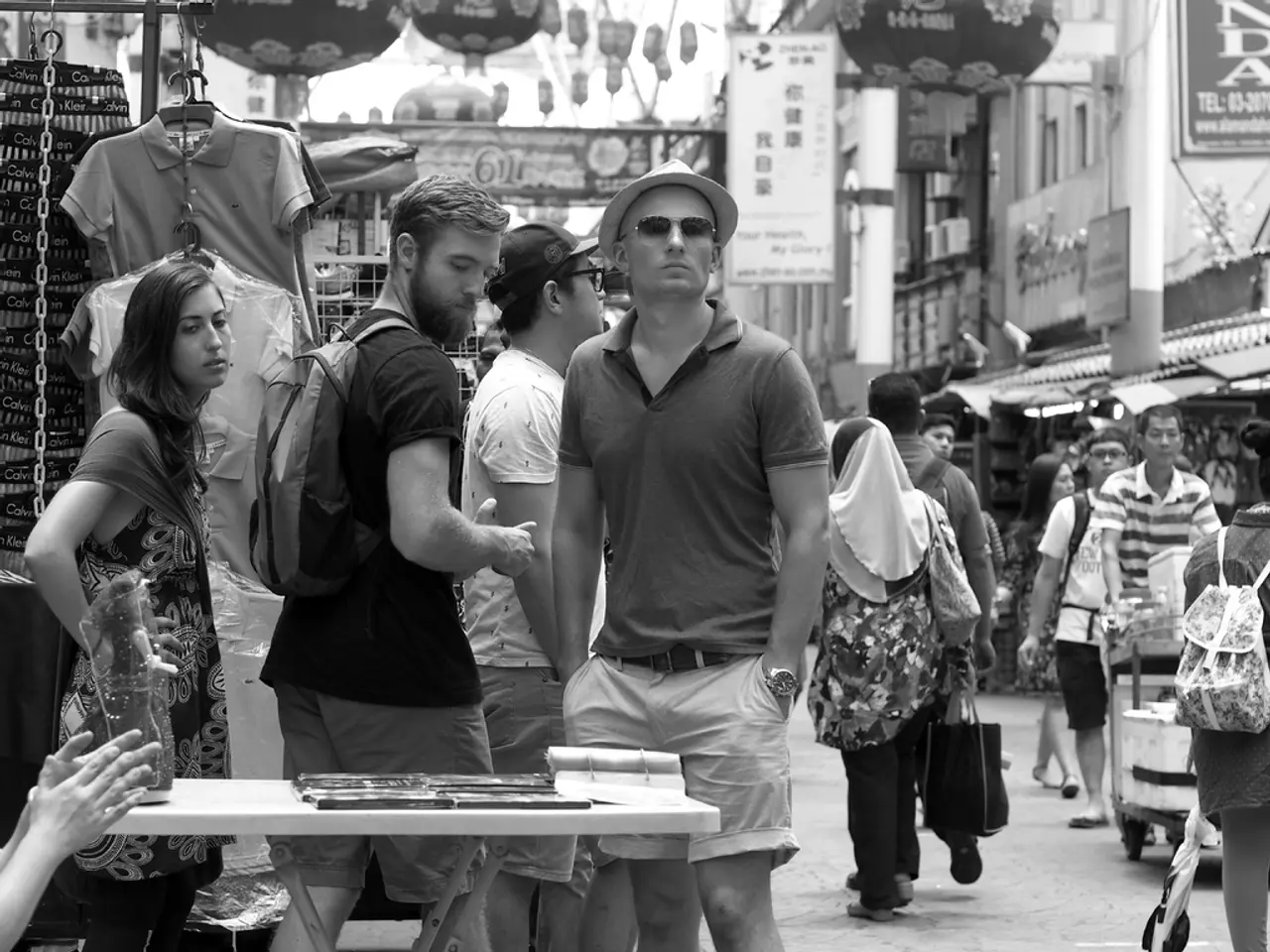 Flea Market Vendors in Braunschweig Witness Unexpected Scene After Selling Trodel