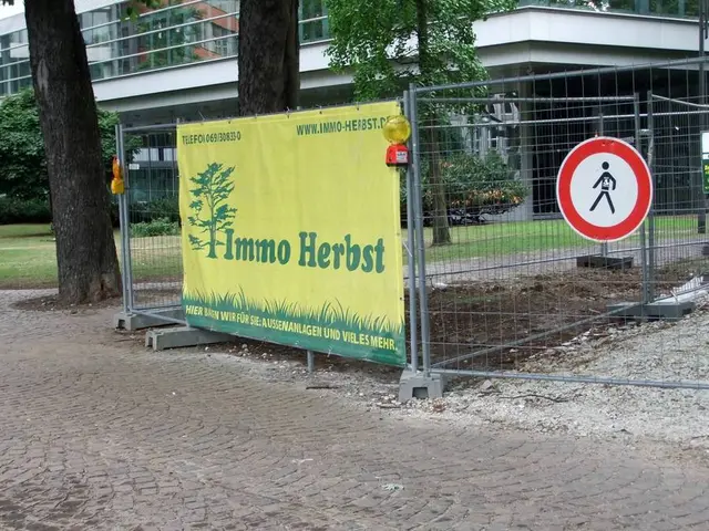 Guide to Creating a Compost Fence: Transform Garden Debris into a Simple, Eco-Conscious Barrier