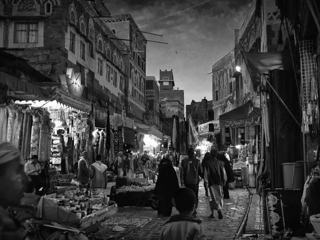 Sheikh Mohammed tours Lulu Hypermarket in Dubai Silicon Central; pleases shoppers with his presence