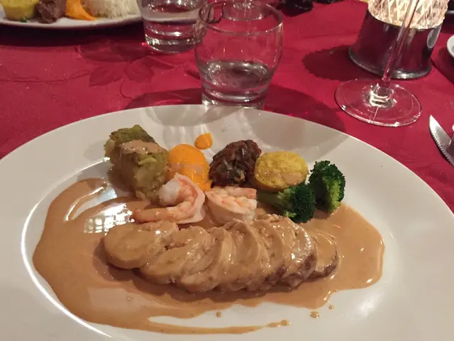 Fall décor inspiration: Martha Stewart's iconic 1990's tablescape still dazzles after 25 years,...