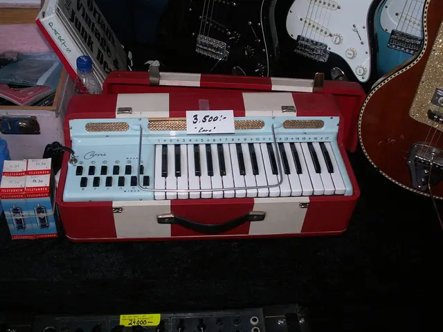 Compact Vienna Regulator Clock