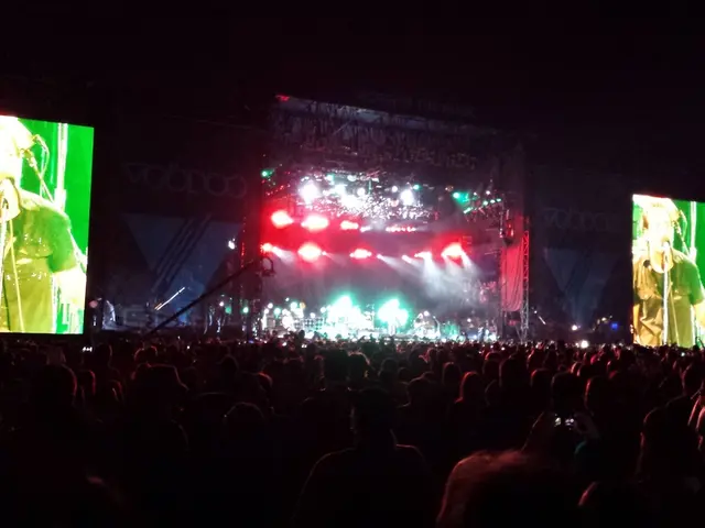 celebrates the dominance of independent musicians and compact performance spaces